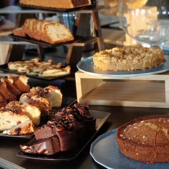 Délicieux assortiments de pâtisseries sur une table accueillante, prêts à être dégustés.