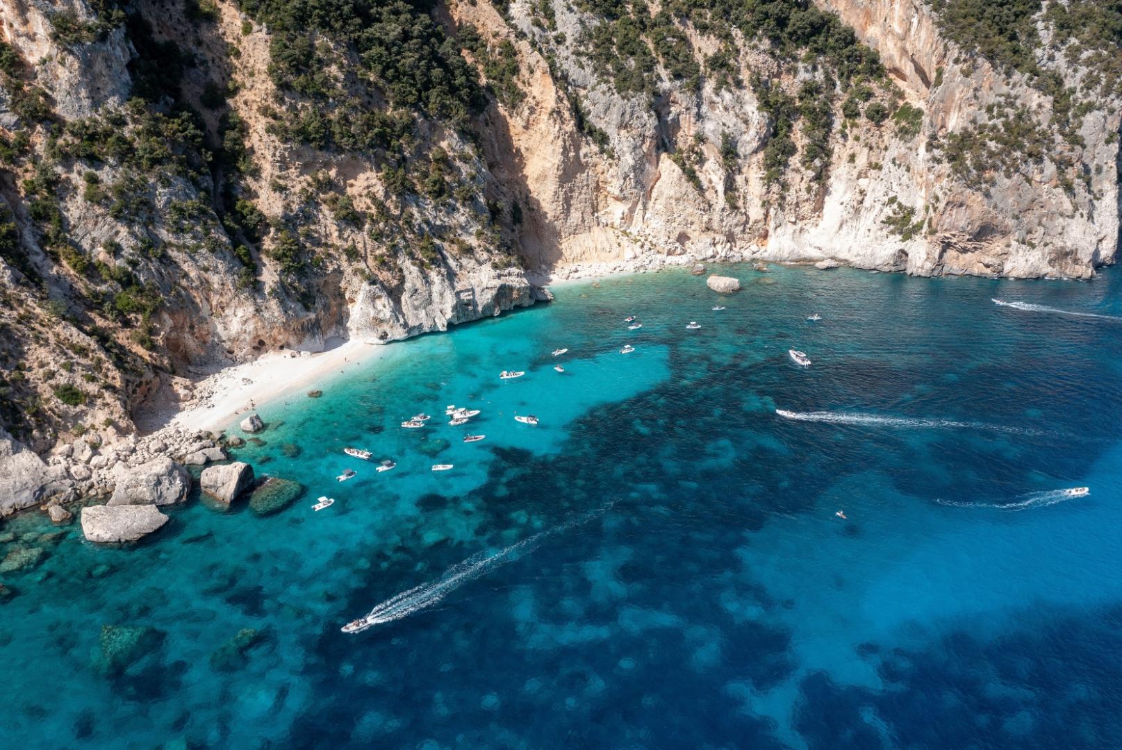 Un gruppo di barche che galleggiano in un corpo d'acqua con un fascino accogliente.