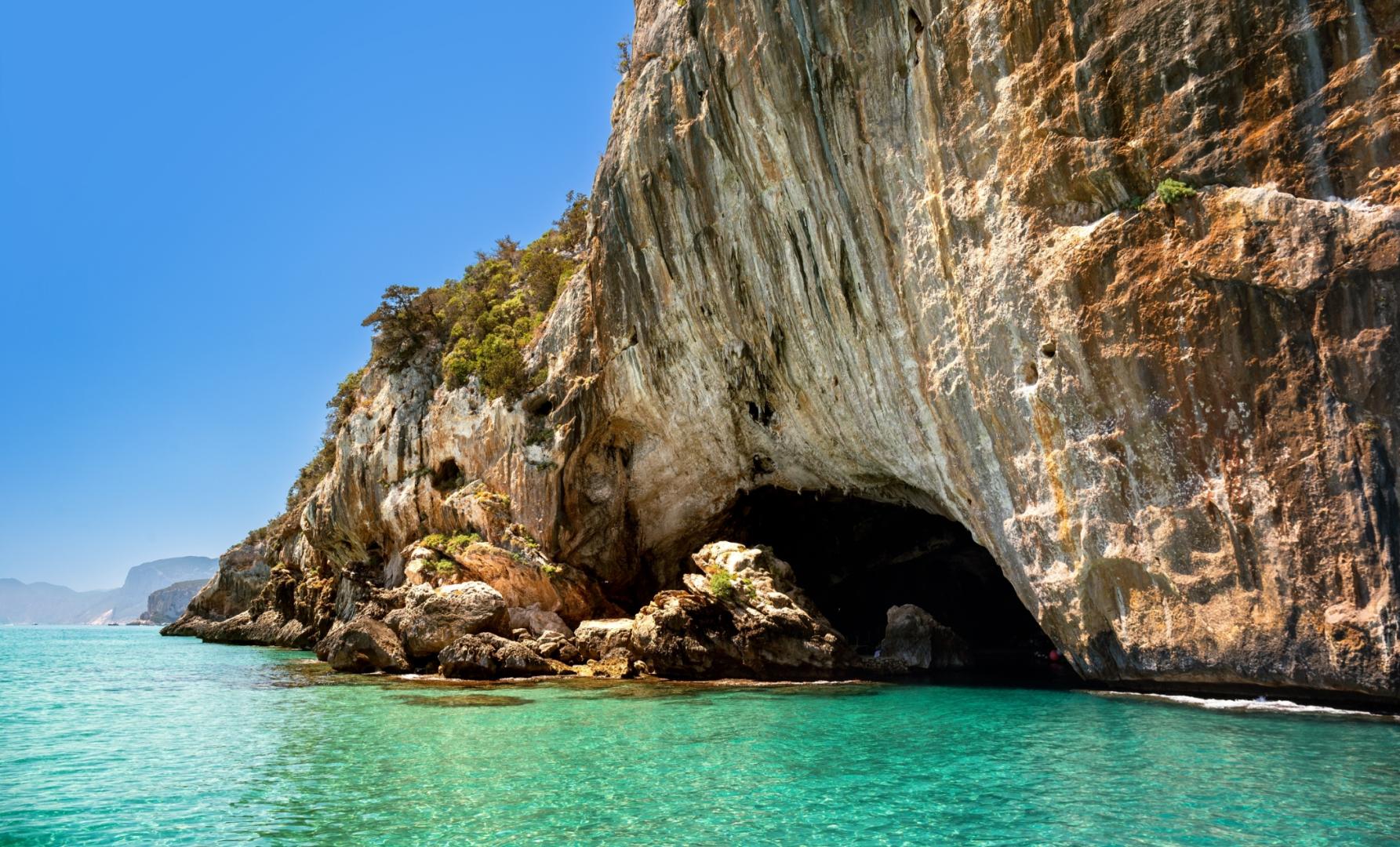 L'acqua è verde e blu, in un’atmosfera accogliente.