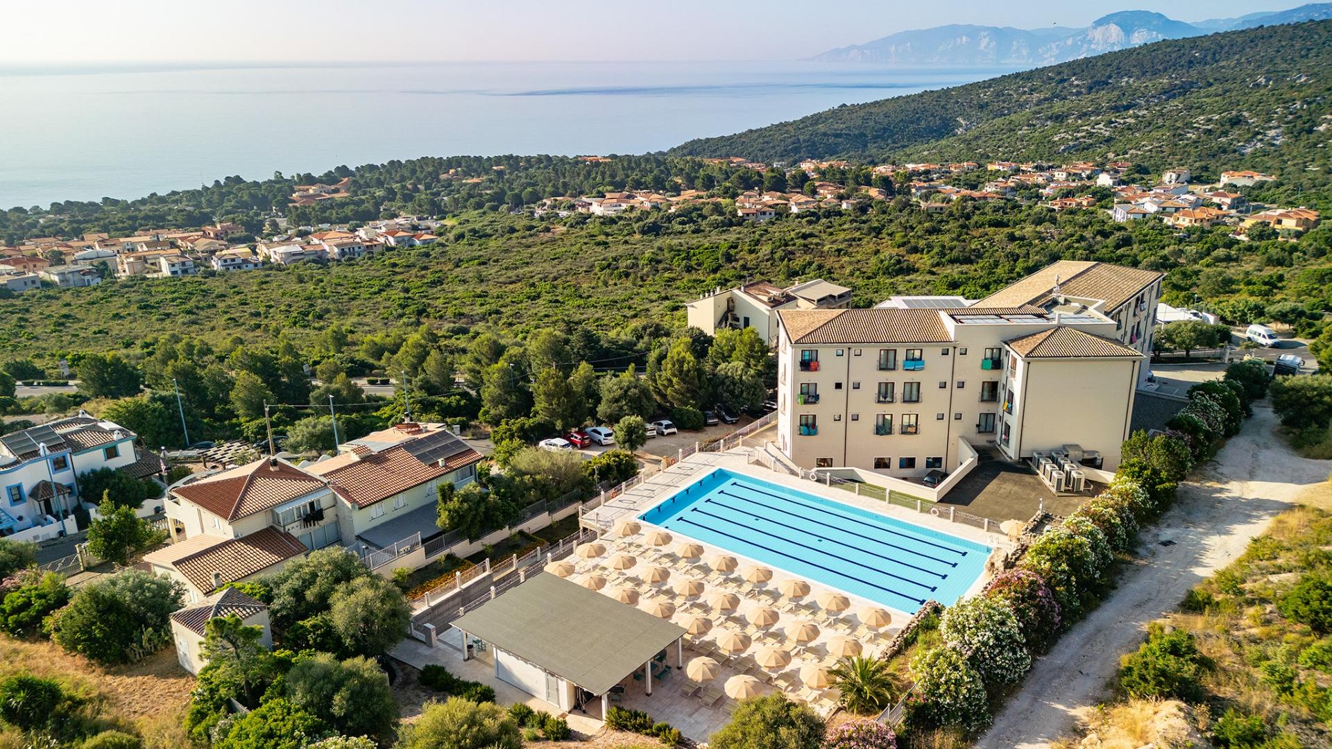Una vista aerea di una grande casa con una piscina, ideale per momenti all’aperto.