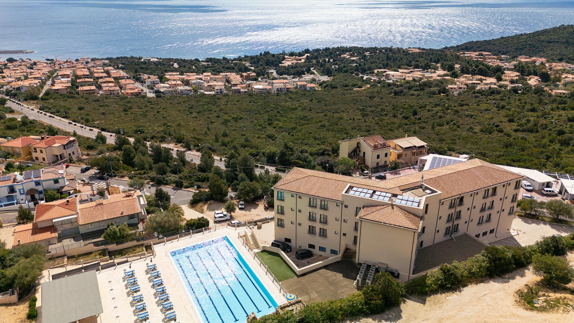 Una vista aerea di una piccola città con una piscina, ideale per momenti all’aperto.
