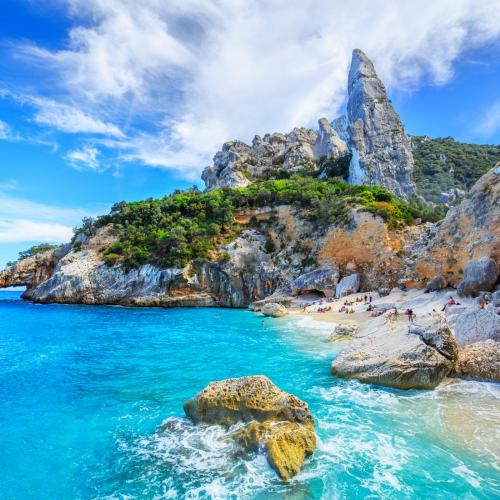 Una spiaggia nell'isola mediterranea di capri in sardegna, Italia dal carattere sereno e rilassante.