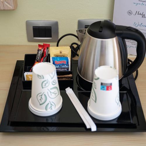 Un vassoio con una caffettiera e una tazza sopra.