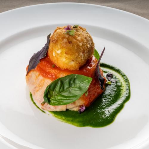Un piatto bianco con carne e verdure con colori freschi e invitanti.