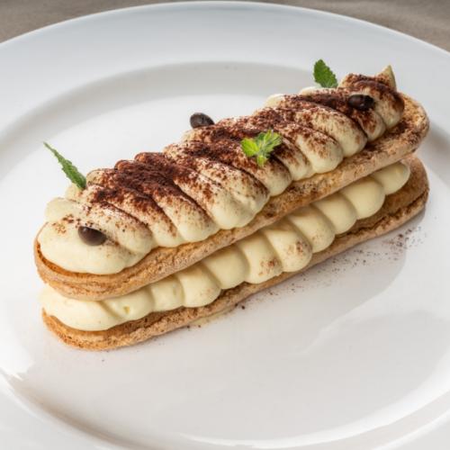 Un piatto bianco con un pezzo di pane con dettagli freschi e appetitosi.