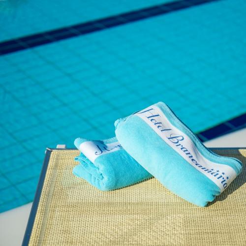 Un paio di calzini blu posizionati in cima a una piscina dal carattere sereno e rilassante.