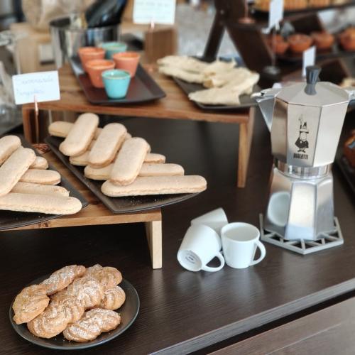 Un tavolo in legno con pasticcini e dolci con un fascino semplice e ospitale.