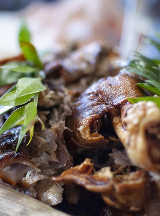 Délicieux rôti croustillant avec des feuilles vertes fraîches, arôme invitant.
