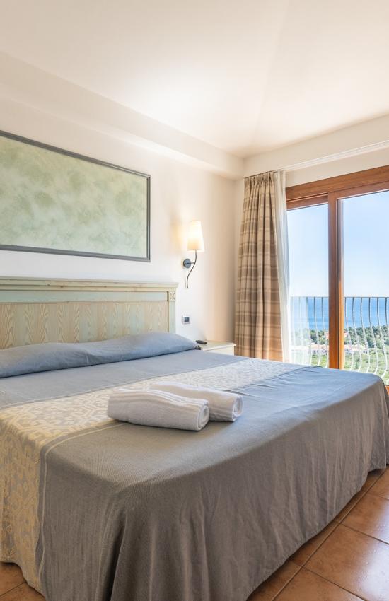 Una camera da letto con un letto e un dipinto sulla parete, in un dettaglio curato.
