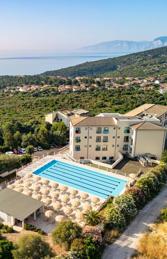 Una vista aerea di una grande casa con una piscina, ideale per momenti all’aperto.