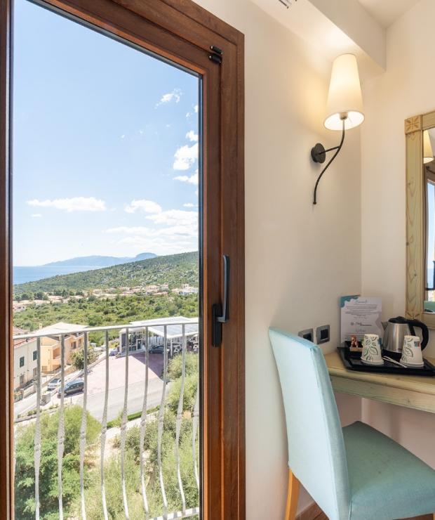 Una camera da letto con vista sul mare, in un’atmosfera accogliente.