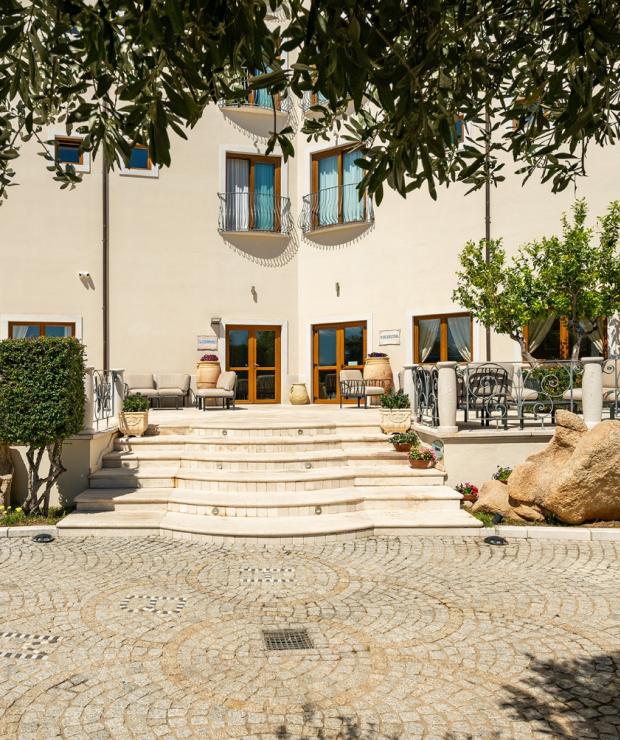 Un cortile in pietra con una grande roccia sul pavimento dal carattere sereno e rilassante.