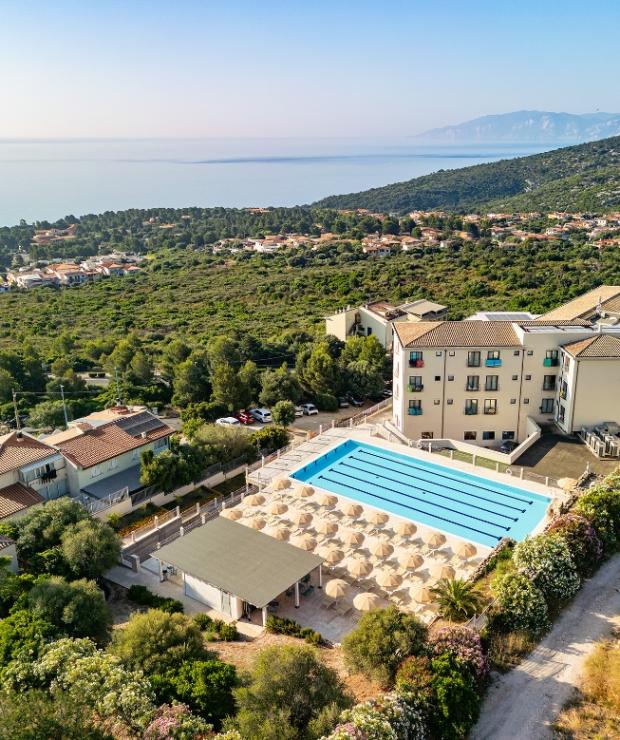 Una vista aerea di una villa con piscina con un fascino accogliente.