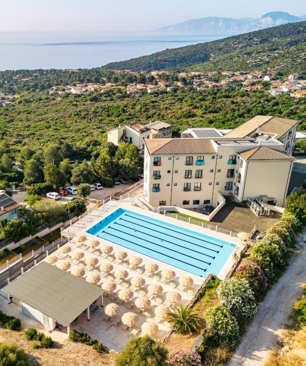 Una vista aerea di una grande casa con una piscina, ideale per momenti all’aperto.