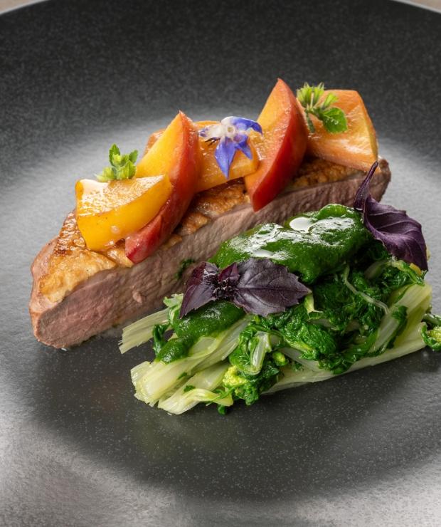 Un pezzo di carne e verdure su un piatto dal carattere goloso e invitante.