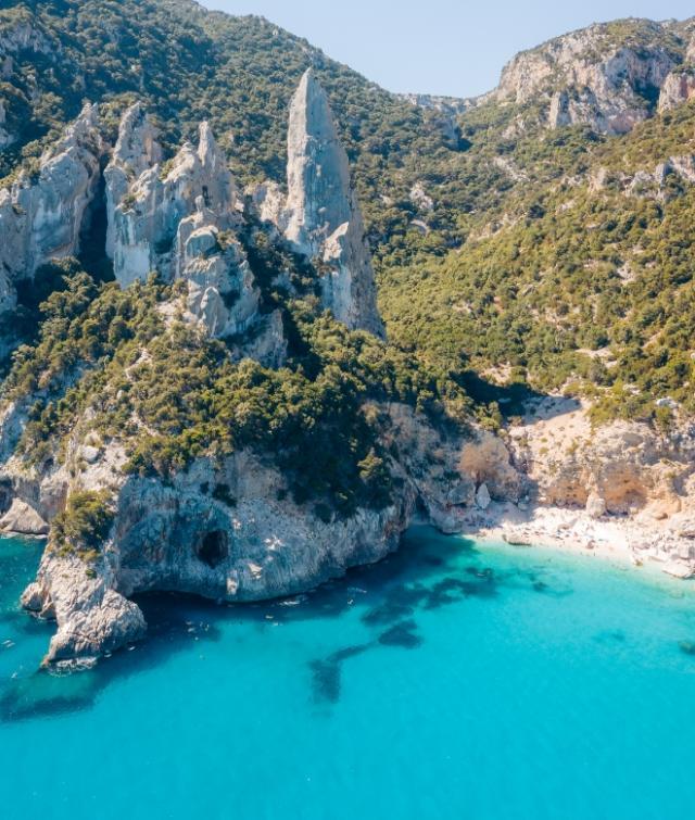 L'acqua è blu e verde e un’atmosfera accogliente.