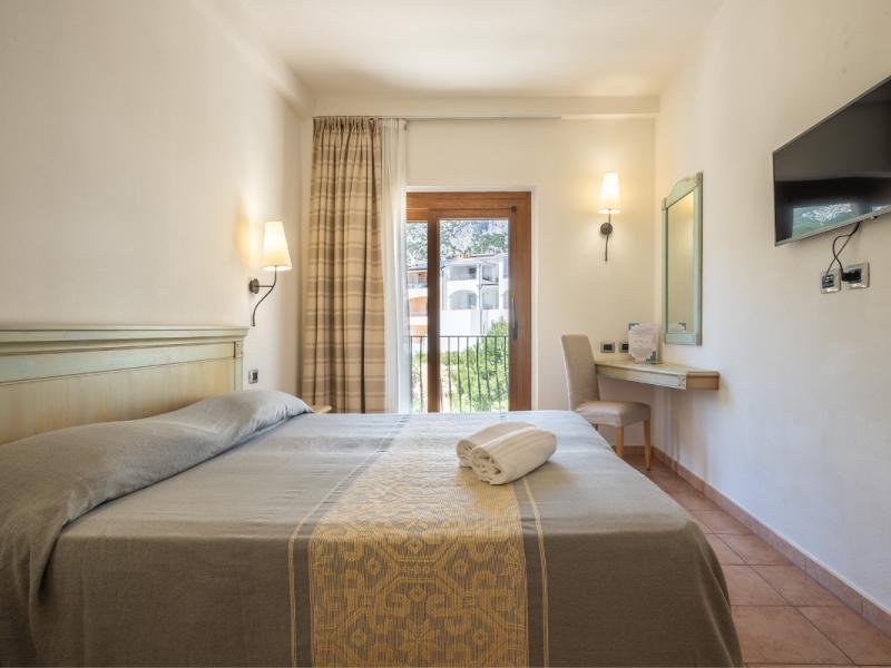 Una camera d'albergo con letto e televisione dal tocco di classe e raffinato.