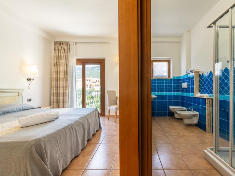 Una camera d'albergo con letto e bagno.