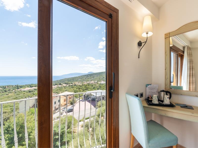 Una camera da letto con scrivania e vista sul mare con un tocco di classe.