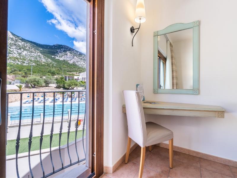 Una camera da letto con vista sulla piscina e un balcone con un tocco di classe.