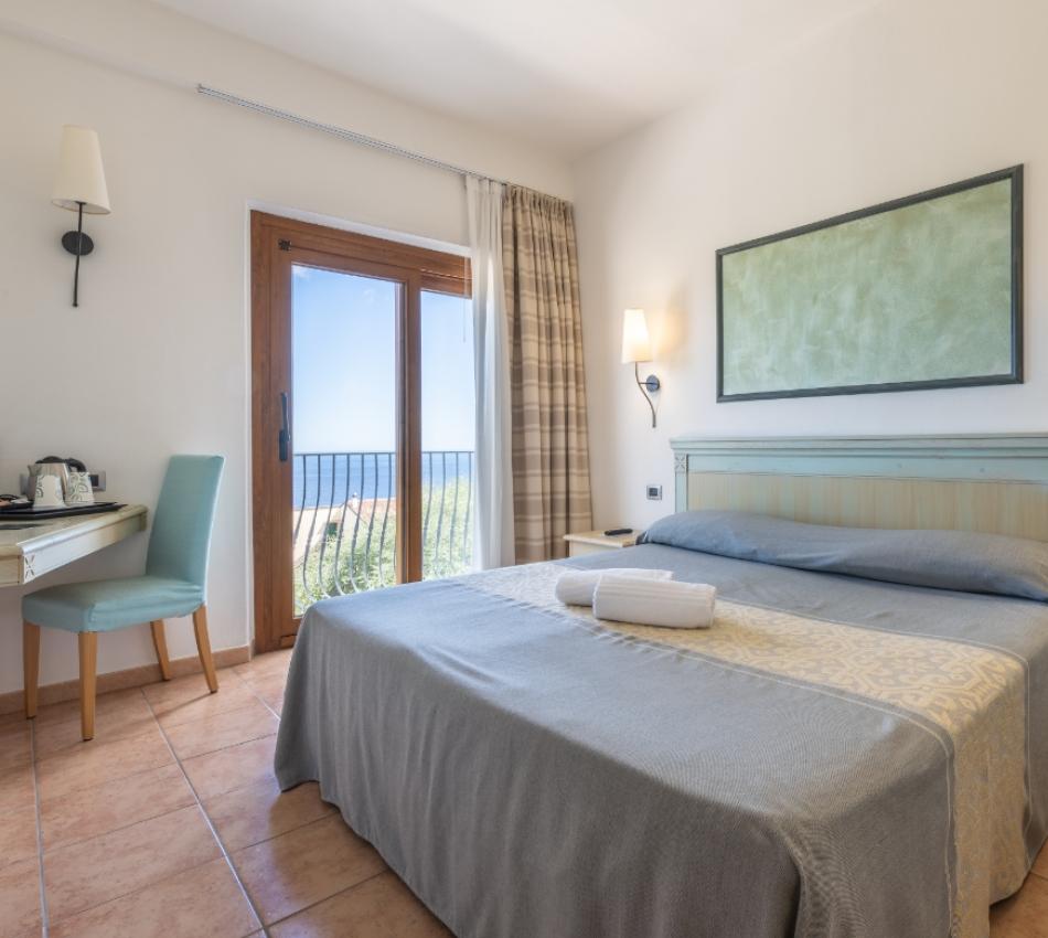 Una camera da letto con un letto e una scrivania con un tocco elegante.
