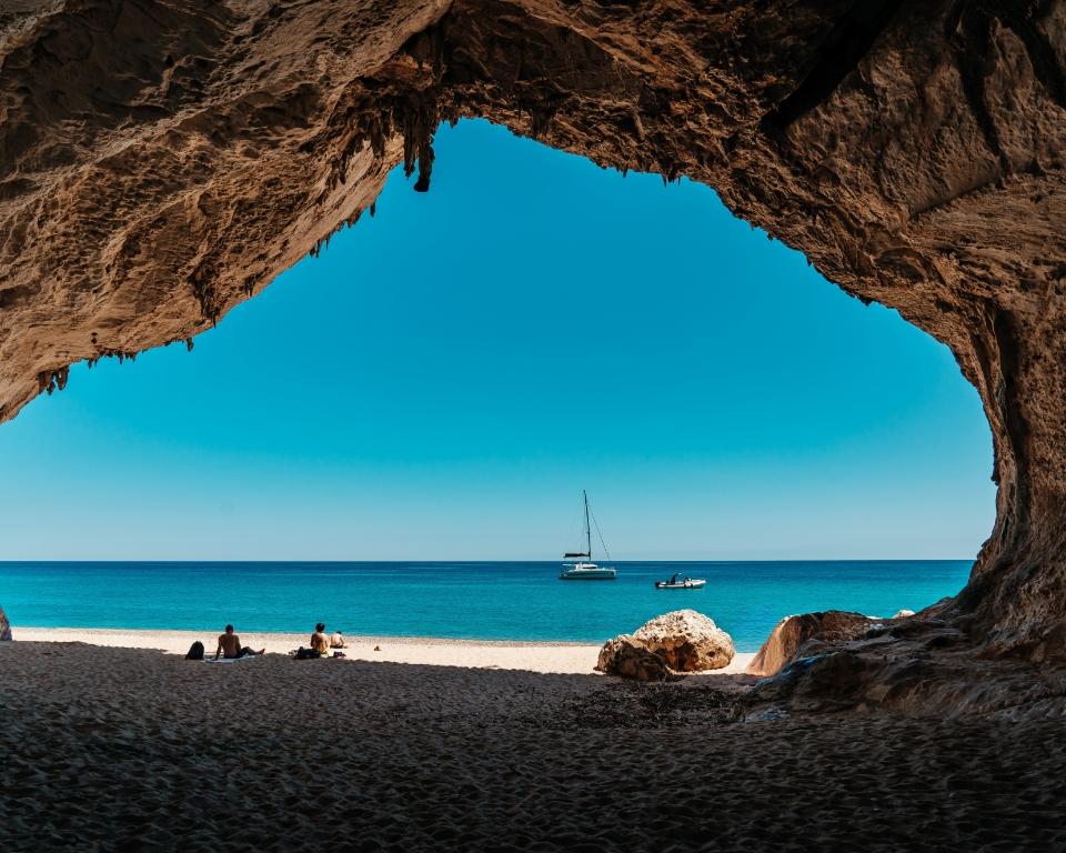 Una spiaggia con una barca in lontananza con un fascino accogliente.
